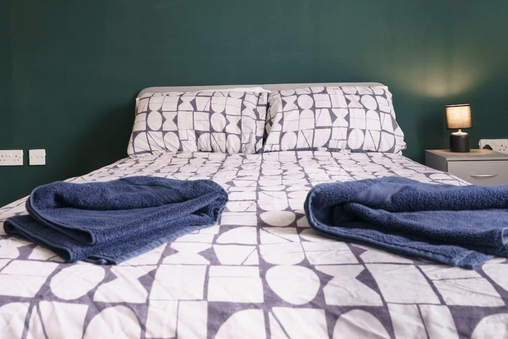 Stylish City Centre 2 Bedroom Apartment With Belfast Cityscape View Extérieur photo