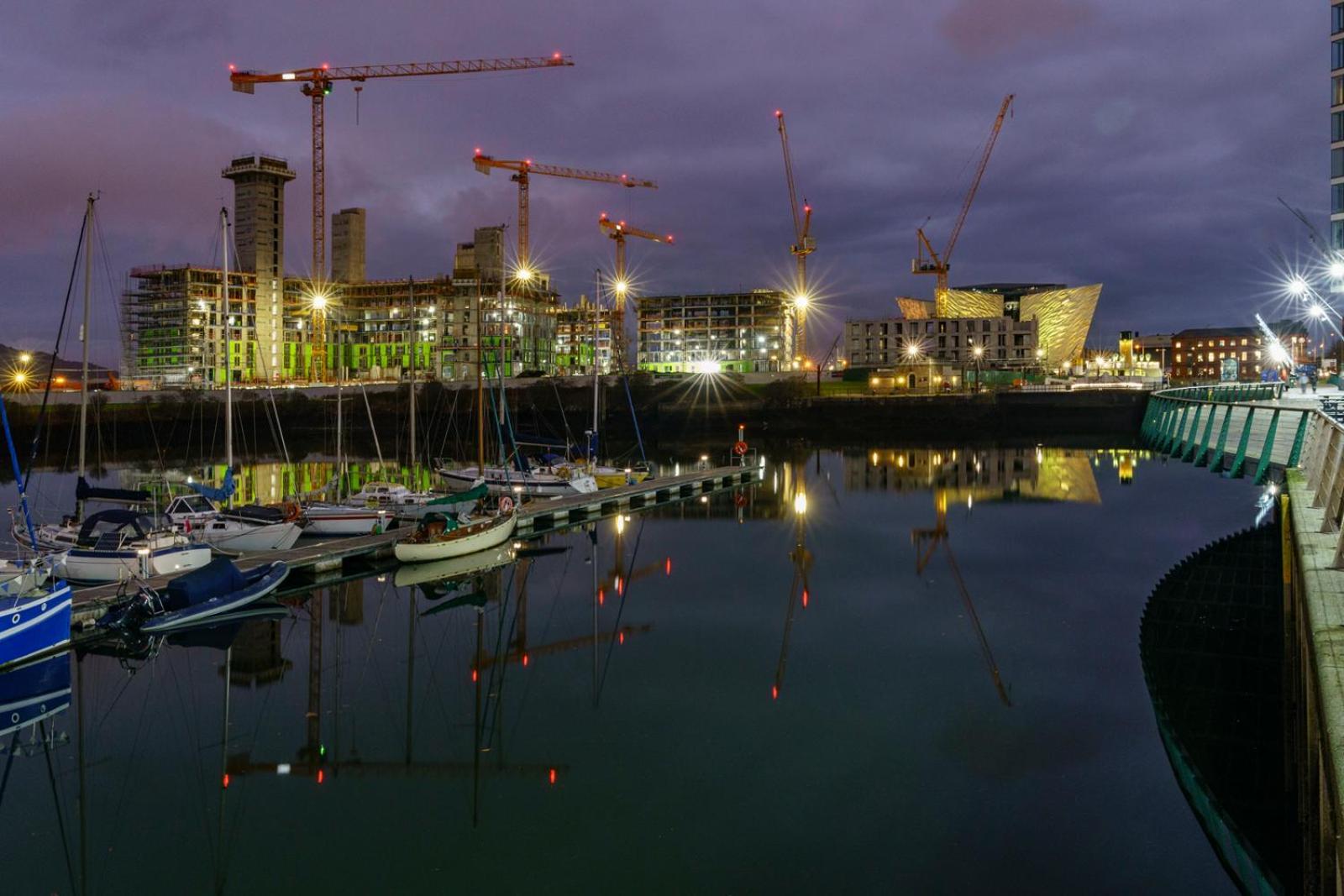 Stylish City Centre 2 Bedroom Apartment With Belfast Cityscape View Extérieur photo