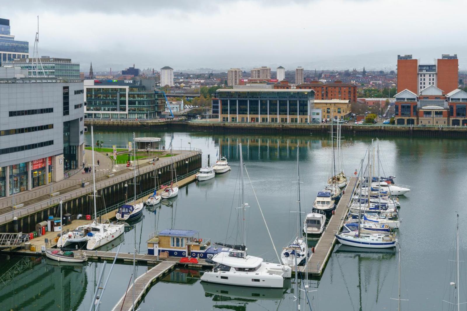 Stylish City Centre 2 Bedroom Apartment With Belfast Cityscape View Extérieur photo
